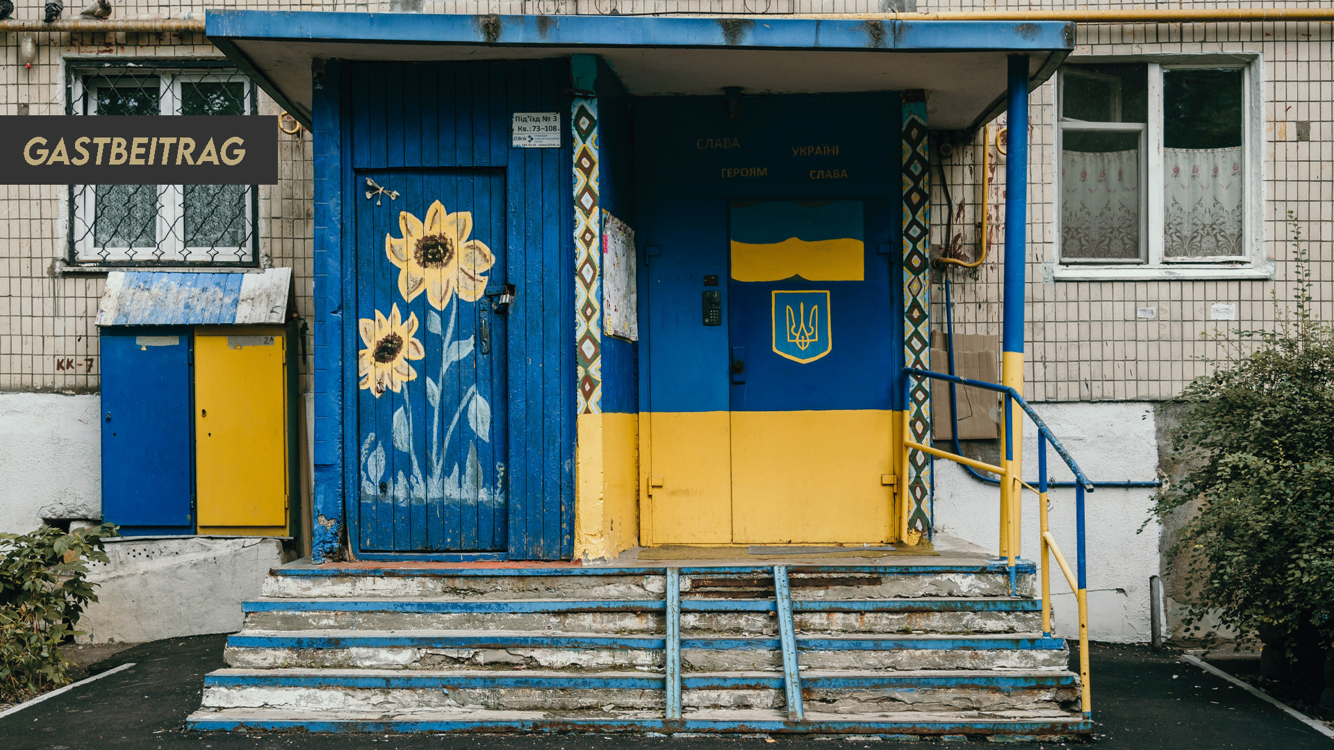 Ein kleines Gebäude in den Farben der Ukraine